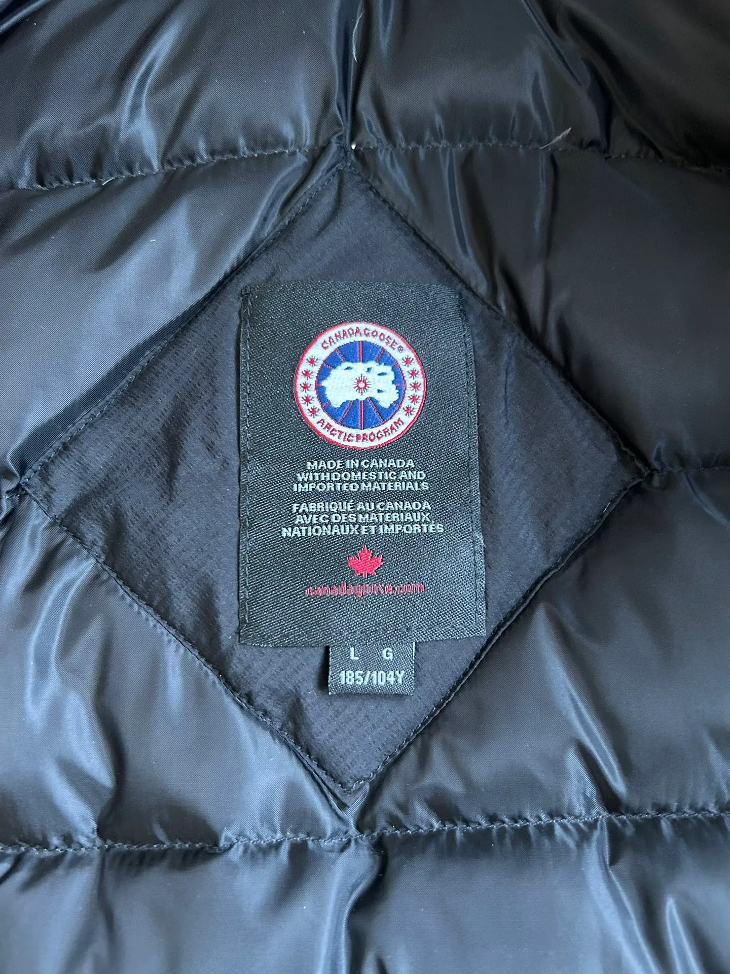 P880 official website CANADA GOOSE thin and light model. It is super lightweight and has no weight-bearing feeling on the upper body! It also shows your temperament!! The Canadian brand Canada Goose has always been recognized as the warmest down jacket. Various Instagram celebrities, Internet celebrities, and celebrities often wear it for street photos. I make Canada Goose every year, but I still can’t get rid of my love for it. No matter how cold the winter is, there is no need to be afraid. It is the legendary warmest down jacket and is known as a must-have for arctic outdoor sports! The most popular down jacket in the world, major celebrities are rushing to buy it, and it is a must-have for everyone! Size: S-2xl Color: black gray